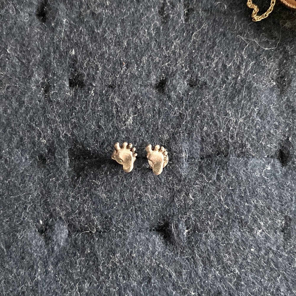 Cute sterling silver feet post earrings (1 pair).